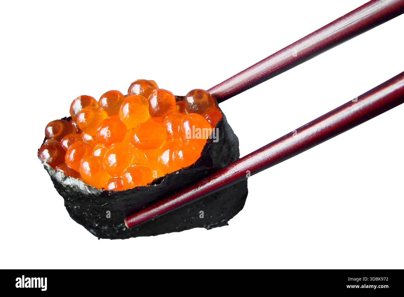 Bacchette che ospitano un sushi con uova di salmone isolato su sfondo bianco, ritagliato Foto Stock