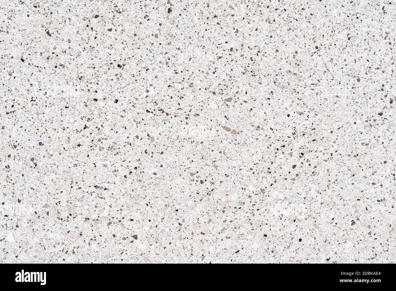 Sfondo con texture al quarzo o terrazzo ad alta risoluzione che mostra una superficie bianca lucida con minuscoli ciottoli minerali grigi, marroni e neri Foto Stock