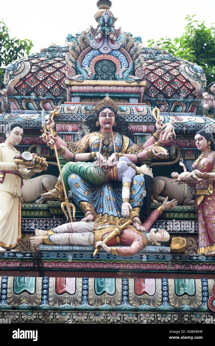 Singapore, scultura raffigurante la dea indù Kali al Tempio Sri Veeramakaliamman. Foto Stock