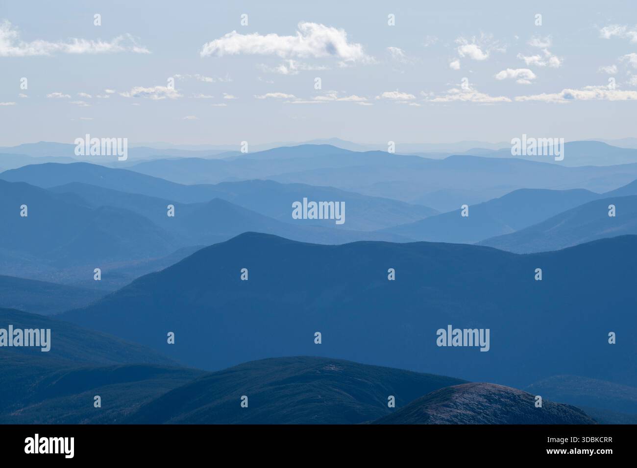 Vista delle montagne nebbiose dalla cima del Monte Washington, New Hampshire Foto Stock