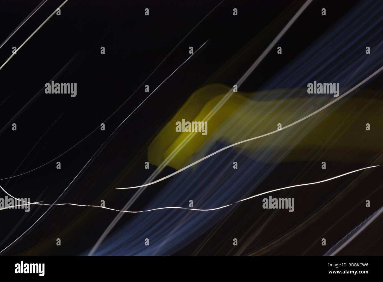 Uno sfondo astratto minimalista con striature chiare chiare chiare chiare e nitide in bianco e giallo su uno sfondo scuro. Foto Stock