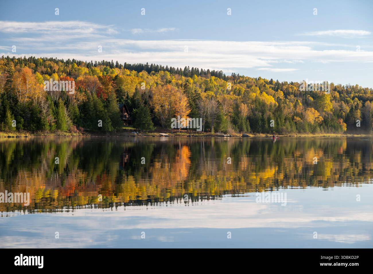 Riflessioni autunnali su Haley Pond, Rangeley, Maine Foto Stock
