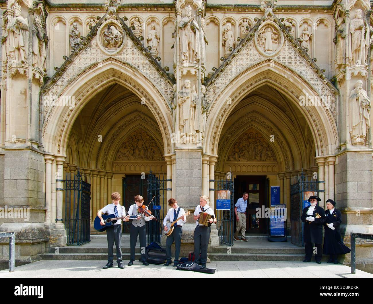 Ingresso alla Cattedrale di Truro della Beata Vergine Maria con evento di fine anno scolastico e quartetto Truro Cornovaglia Inghilterra Regno Unito Europa Foto Stock