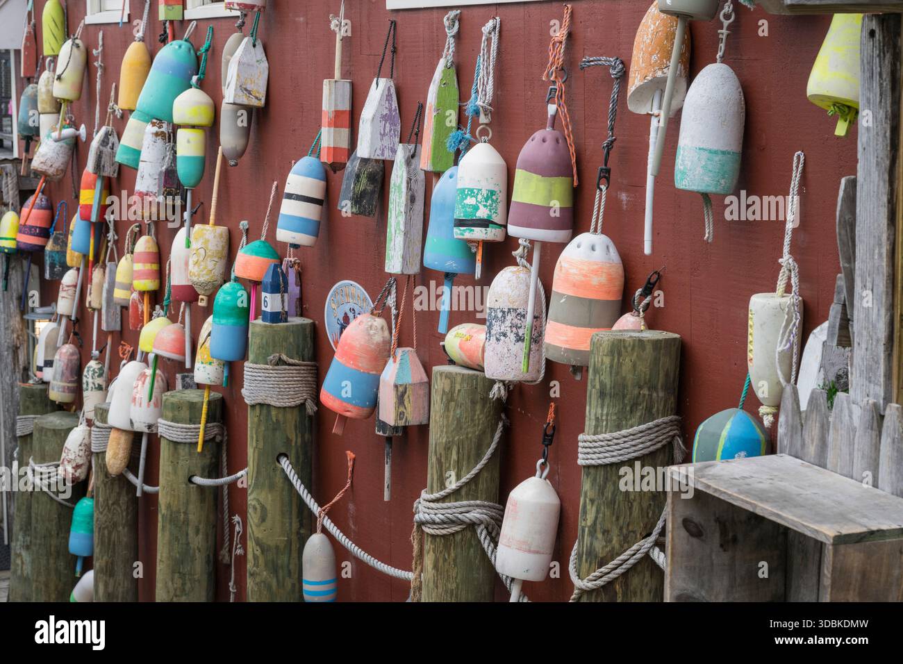 Galleggianti per la pesca o bocce in mostra, Bar Harbor, Maine Foto Stock
