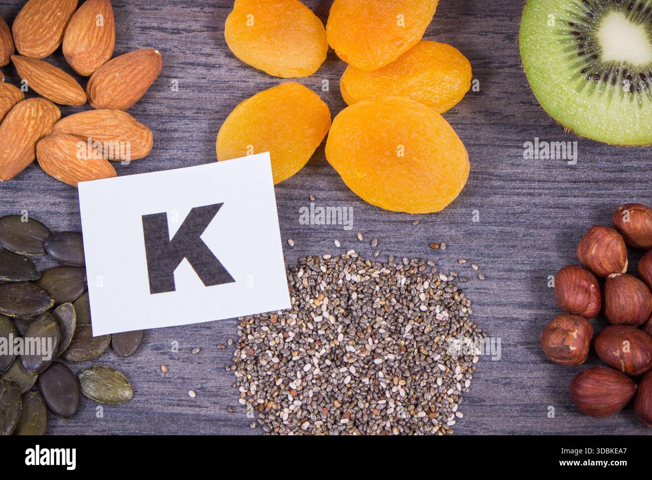 Vari ingredienti nutrienti come minerali naturali di base, potassio, vitamina K e fibre alimentari. Mangiare sano Foto Stock