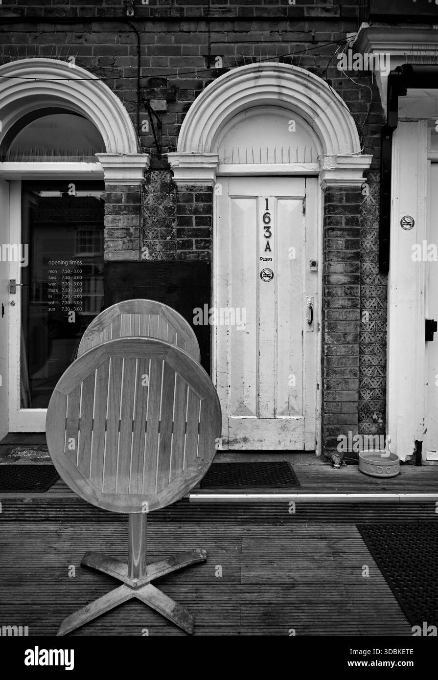 tavoli fuori dalla porta aldeburgh, suffolk, inghilterra Foto Stock