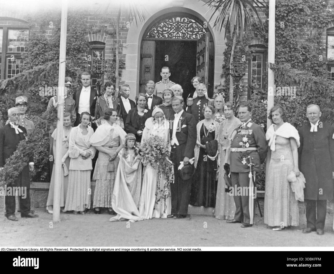Hermann Göring. Politico tedesco, capo militare e criminale di guerra condannato. Nato il 12 gennaio 1893, morto il 15 ottobre 1946. Questa foto cattura il leader nazista Hermann Göring (1893-1946) al castello di Rockelstad a Södermanland nel 1933, in occasione del matrimonio di Birgitta von Rosen. Göring era amica di suo padre, esploratore e aristocratico filo-nazista, il conte Eric von Rosen. I profondi legami svedesi di Göring derivarono dal suo primo matrimonio con Carin von Kantzow (nata Fock, 1888–1931), che incontrò nel 1920 a Rockelstad quando pilotò il conte Eric attraverso una tempesta di neve - Carin stava visitando sua sorella Mary, la moglie di Eric. Göring l Foto Stock