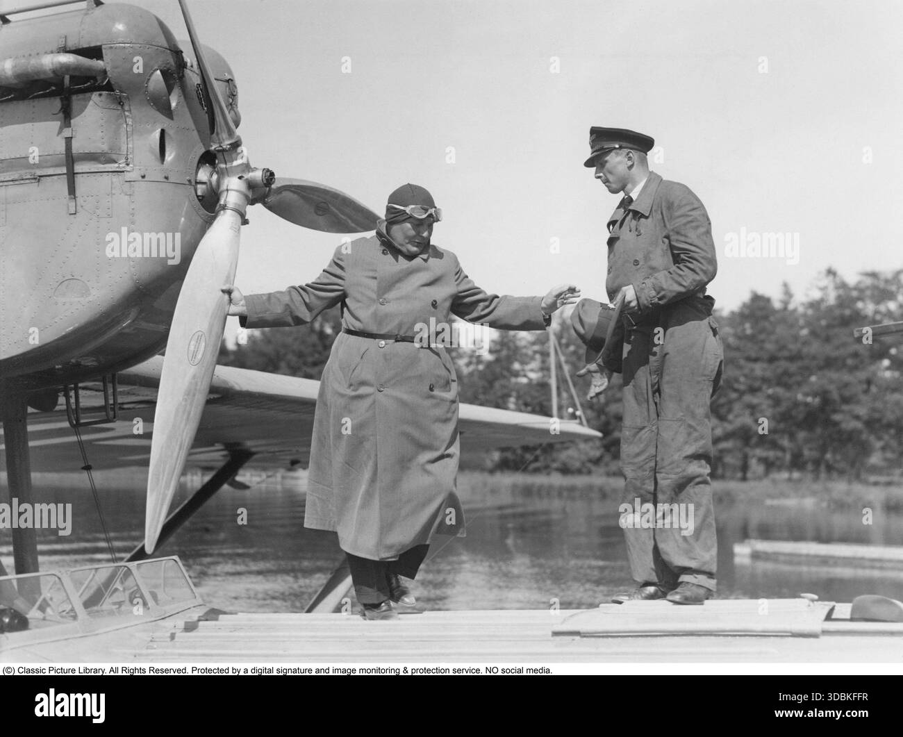 Hermann Göring. Politico tedesco, capo militare e criminale di guerra condannato. Nato il 12 gennaio 1893, morto il 15 ottobre 1946. Questa foto cattura il leader nazista Hermann Göring (1893-1946) all'arrivo in aereo atterrando il suo aereo vicino alle acque del castello di Rockelstad a Södermanland 1933 per assistere al matrimonio di Birgitta von Rosen. Göring era amica di suo padre, esploratore e aristocratico filo-nazista, il conte Eric von Rosen. I profondi legami svedesi di Göring derivarono dal suo primo matrimonio con Carin von Kantzow (nata Fock, 1888–1931), che incontrò nel 1920 a Rockelstad quando pilotò il conte Eric attraverso una tempesta di neve Foto Stock