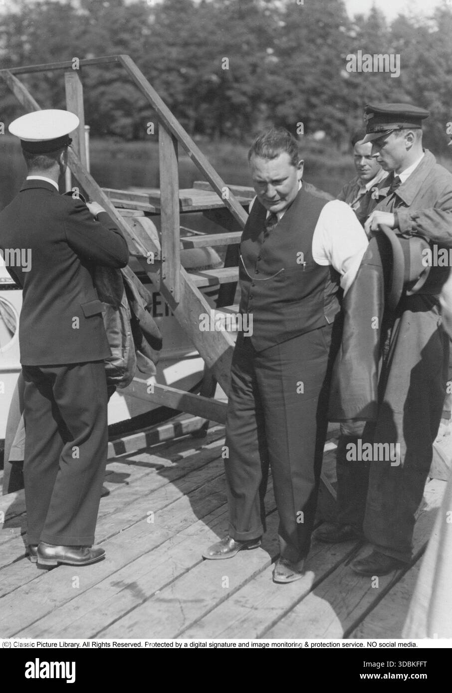 Hermann Göring. Politico tedesco, capo militare e criminale di guerra condannato. Nato il 12 gennaio 1893, morto il 15 ottobre 1946. Questa foto cattura il leader nazista Hermann Göring (1893-1946) all'arrivo in aereo atterrando il suo aereo vicino alle acque del castello di Rockelstad a Södermanland 1933 per assistere al matrimonio di Birgitta von Rosen. Göring era amica di suo padre, esploratore e aristocratico filo-nazista, il conte Eric von Rosen. I profondi legami svedesi di Göring derivarono dal suo primo matrimonio con Carin von Kantzow (nata Fock, 1888–1931), che incontrò nel 1920 a Rockelstad quando pilotò il conte Eric attraverso una tempesta di neve Foto Stock