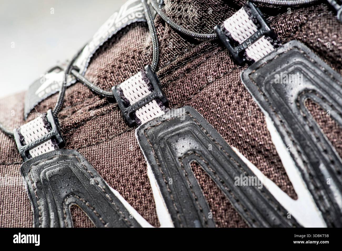 primo piano estremo della parte superiore di una scarpa sportiva Foto Stock