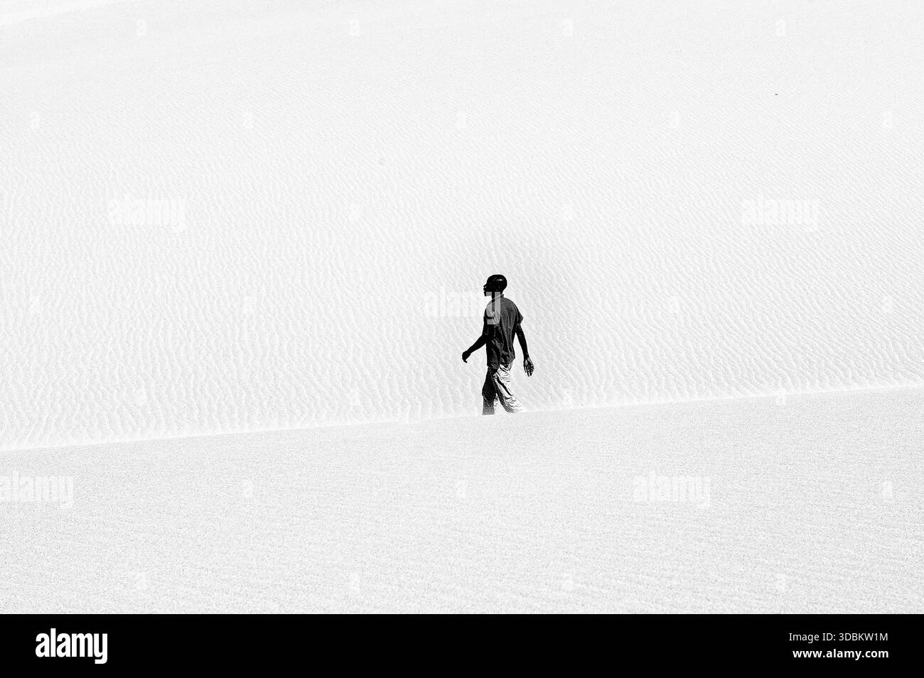 Viaggia da solo - Desert Son nel Sahara Foto Stock