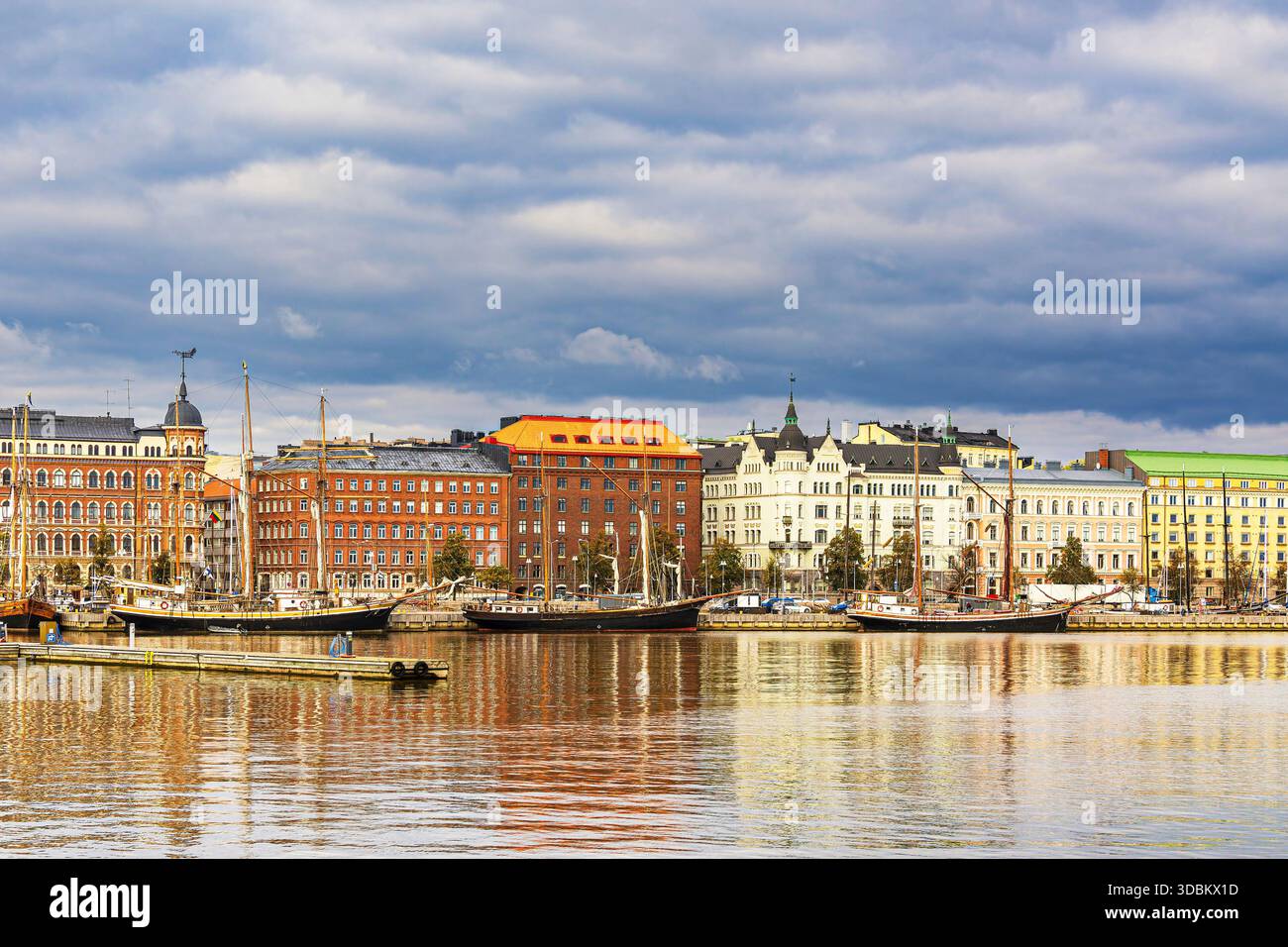 Navi a vela ed edifici storici a Helsinki, Finlandia. Foto Stock