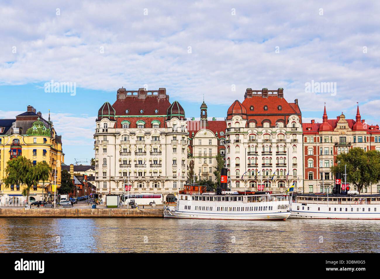 Navi passeggeri ed edifici storici a Stoccolma, Svezia. Foto Stock