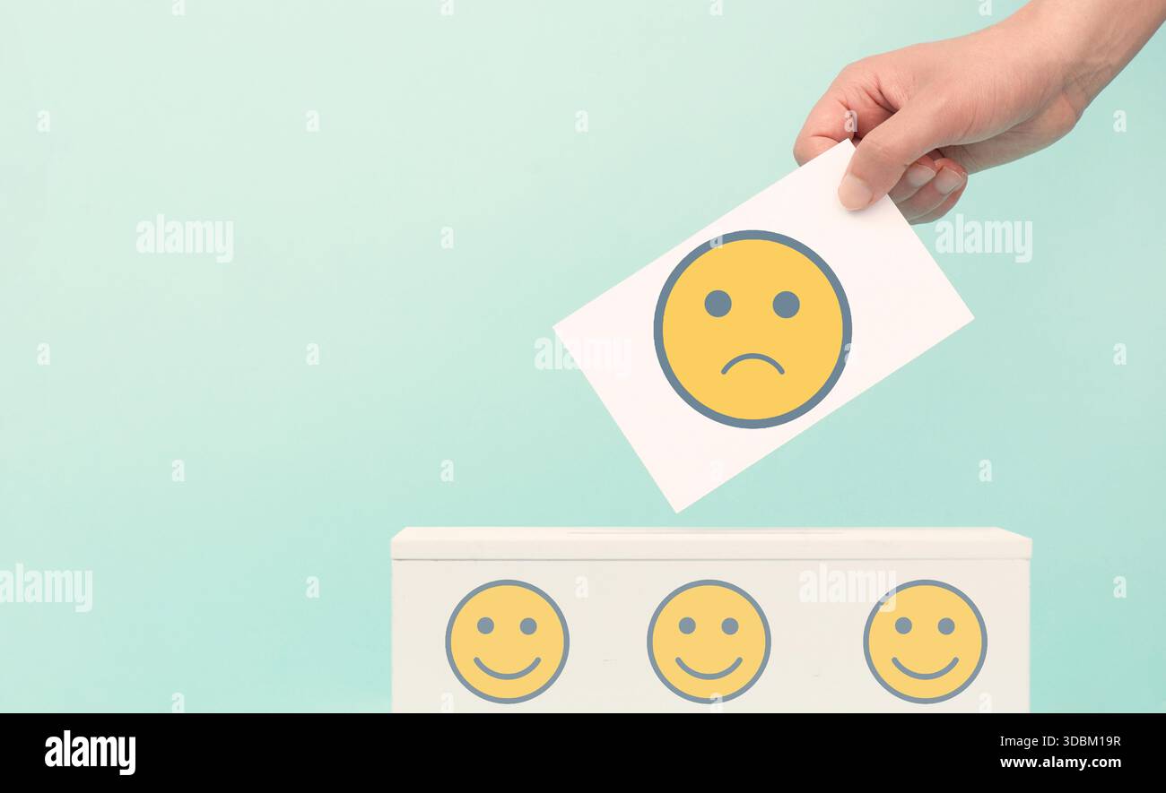 Faccia triste a felice sorridente, salute mentale, atteggiamento, mente positiva e negativa, influenza emozione, sostegno e depressione Foto Stock