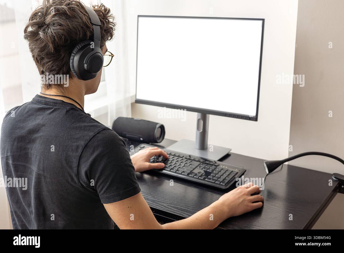 Teenager giocatore di eSport che si concentra su un gioco. Adolescenti che utilizzano la tecnologia per l'apprendimento e il gaming. Videogamer adolescente che gioca su un computer. Imparare online a casa. prigioniero Foto Stock