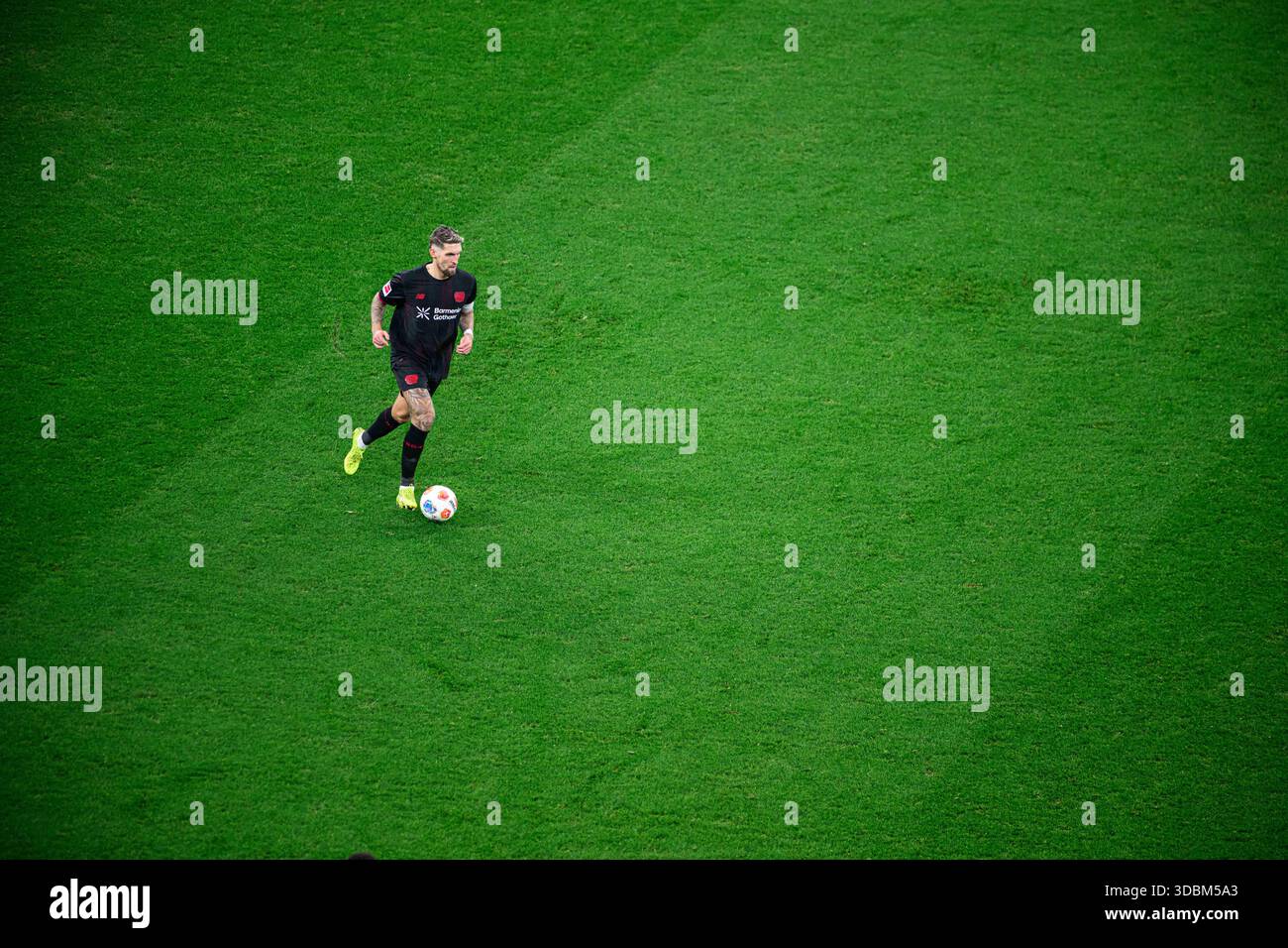 LEVERKUSEN, GERMANIA - 13 DICEMBRE 2025: Robert Andrich - Bundesliga match Bayer 04 Leverkusen vs 1.FC Koeln al BayArena. Foto Stock
