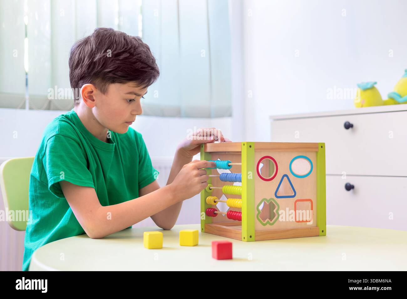 Bambino che interagisce con Abacus di legno per le prime abilità matematiche. Apprendimento pratico, sviluppo cognitivo. Supportare l'autismo, l'ADHD e le esigenze di sviluppo Foto Stock