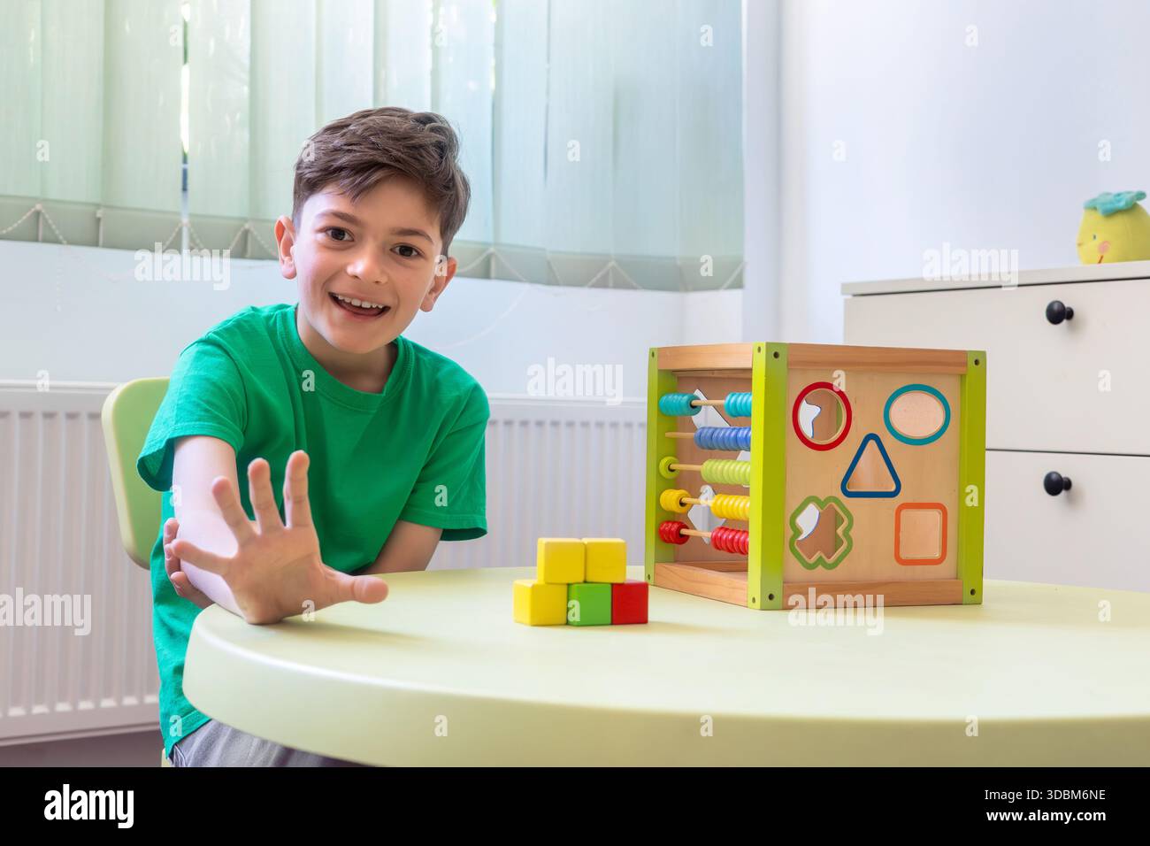 Bambino che interagisce con Abacus di legno per le prime abilità matematiche. Apprendimento pratico, sviluppo cognitivo. Supportare l'autismo, l'ADHD e le esigenze di sviluppo Foto Stock