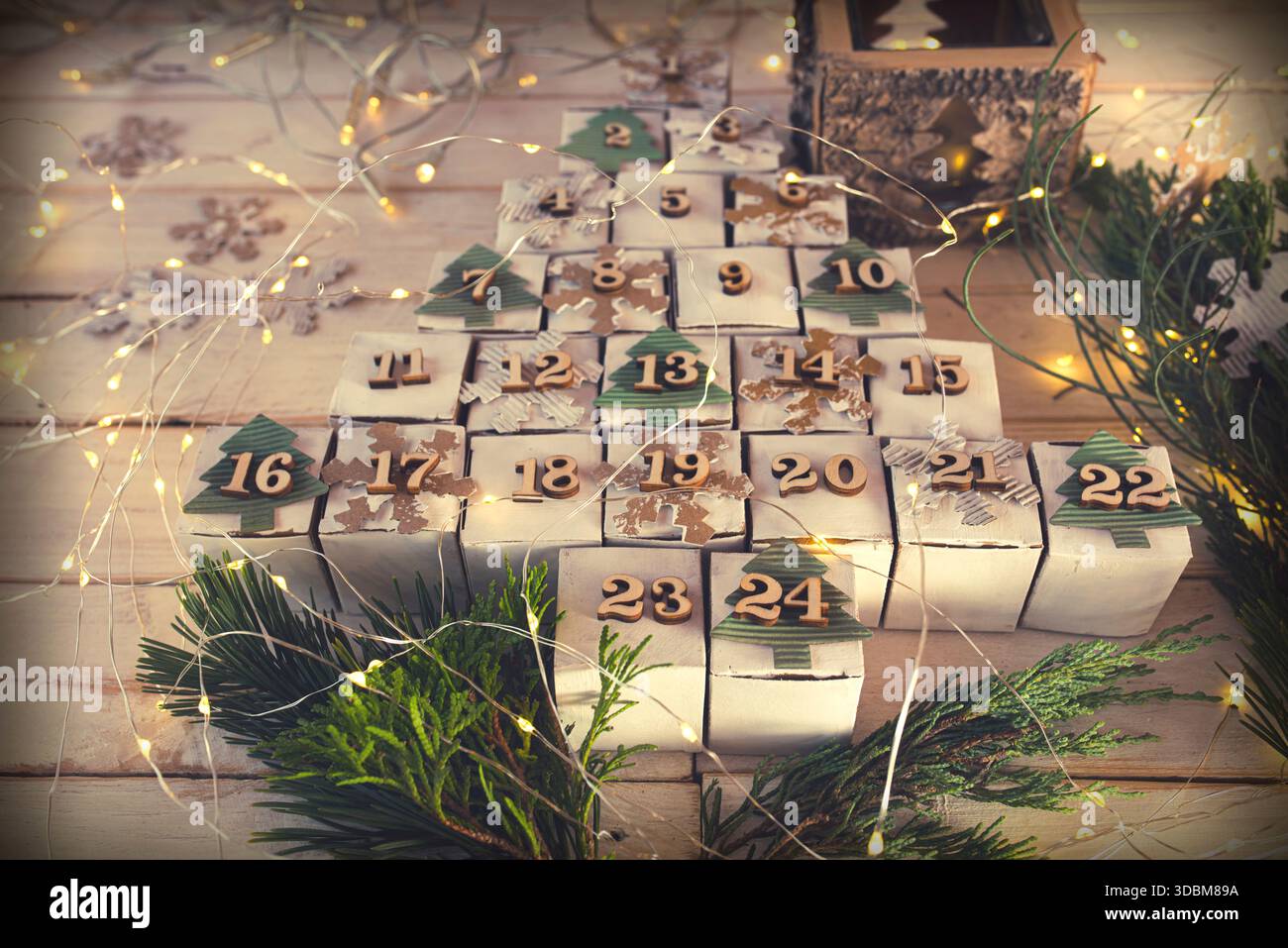 Calendario di Natale e dell'avvento. Confezione regalo in cartone ecologica fatta in casa. Concetto di upcycling. Foto Stock