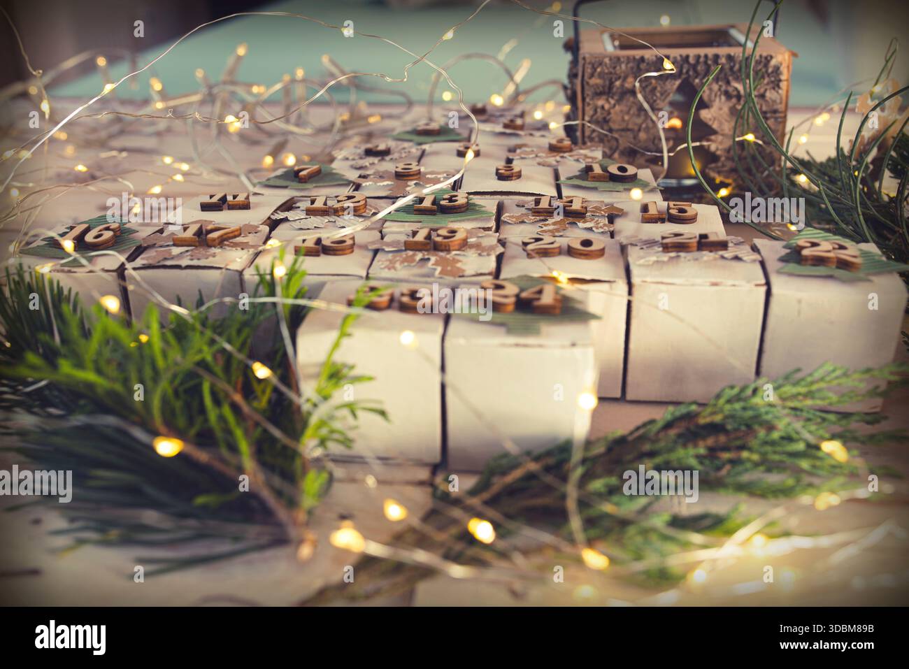 Calendario di Natale e dell'avvento. Confezione regalo in cartone ecologica fatta in casa. Concetto di upcycling. Foto Stock