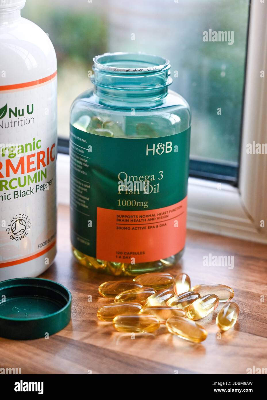 Omega 3 capsule di integratori alimentari a base di olio di pesce e curcuma UK Foto Stock
