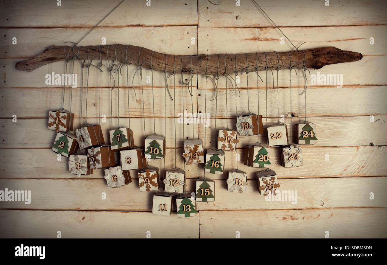 Calendario di Natale e dell'avvento. Confezione regalo in cartone ecologica fatta in casa. Concetto di upcycling. Foto Stock