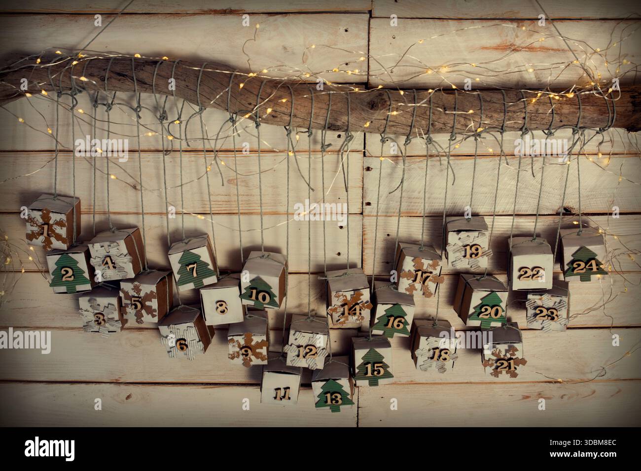 Calendario di Natale e dell'avvento. Confezione regalo in cartone ecologica fatta in casa. Concetto di upcycling. Foto Stock