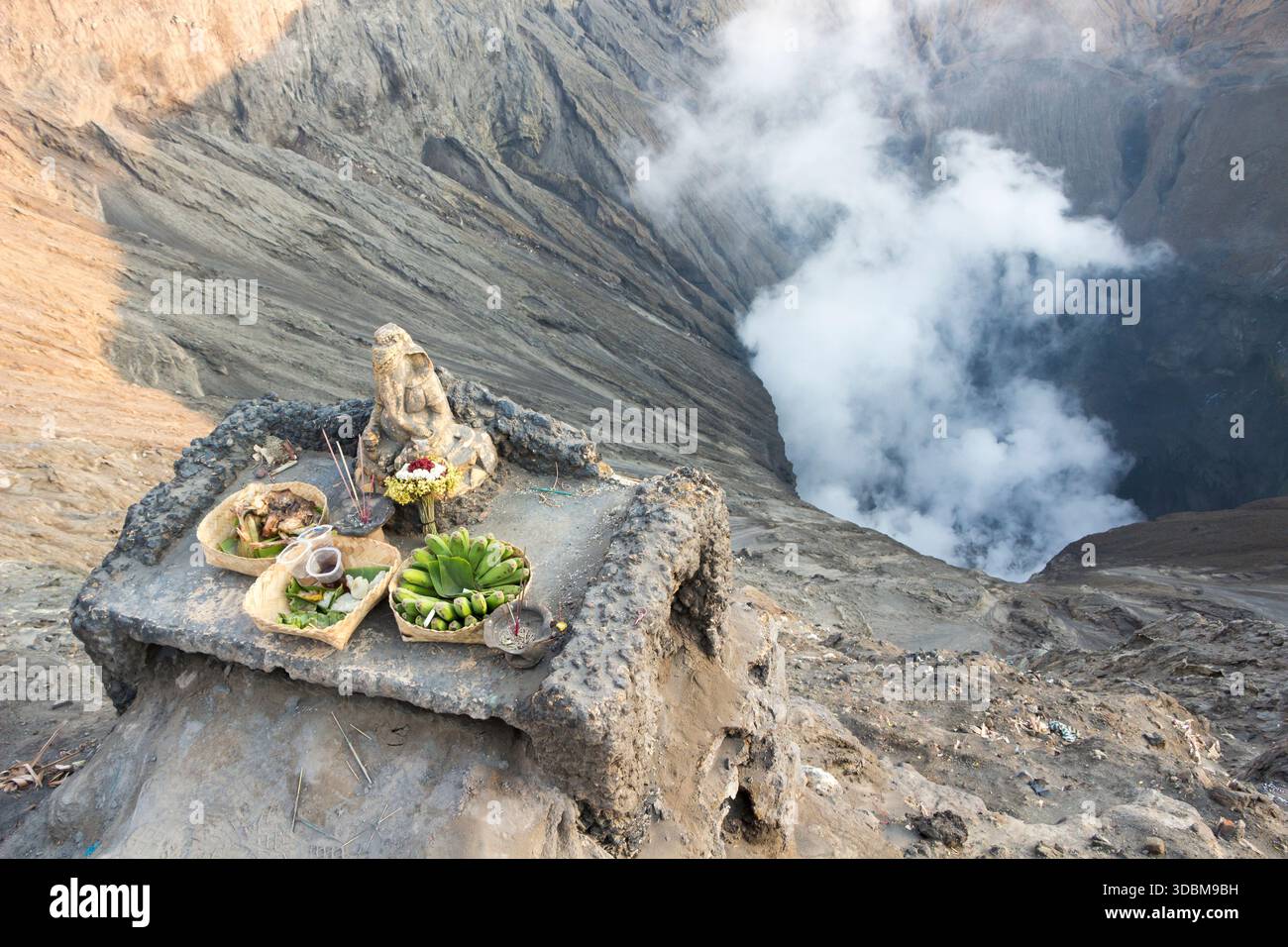 Indonesia - Giava orientale - l'umile altare di Ganesha ai margini del cratere fumante e seminante di Bromo Foto Stock