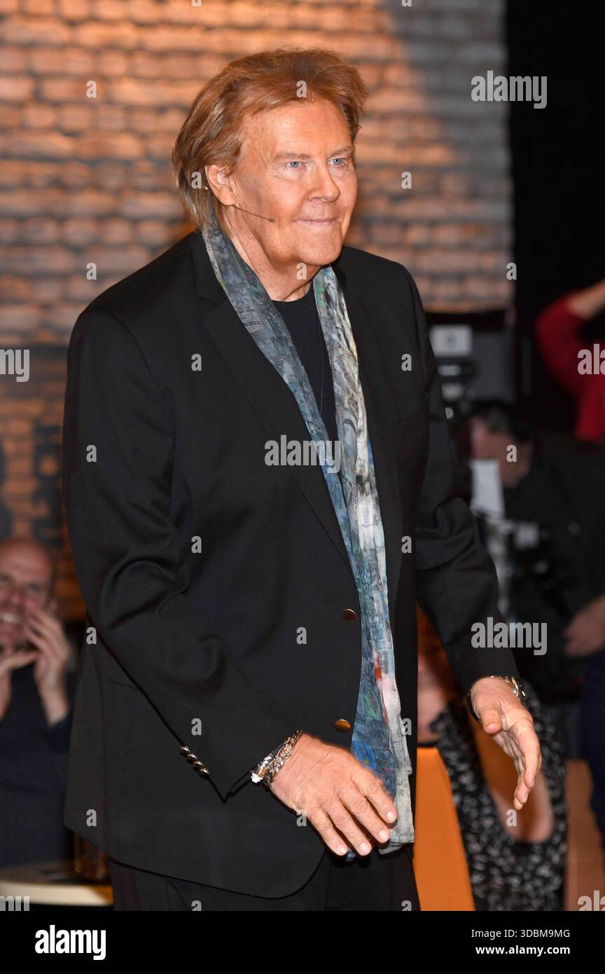 Howard Carpendale bei der Aufzeichnung der RB Talkshow 3 nach 9 im radio Bremen-Studio. Brema, 12.12.2025 *** Howard Carpendale alla registrazione del talk show RB 3 nach 9 presso radio Bremen Studio Bremen, 12 12 2025 foto:XC.xNiehausx/xFuturexImagex 3nach9_5203 Foto Stock