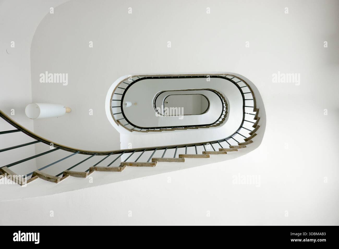 Vista dal basso sulla scala di una scala a chiocciola Foto Stock