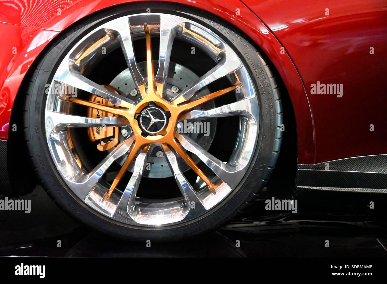 Moderni cerchi in alluminio con design a razze di Mercedes-Benz Foto Stock