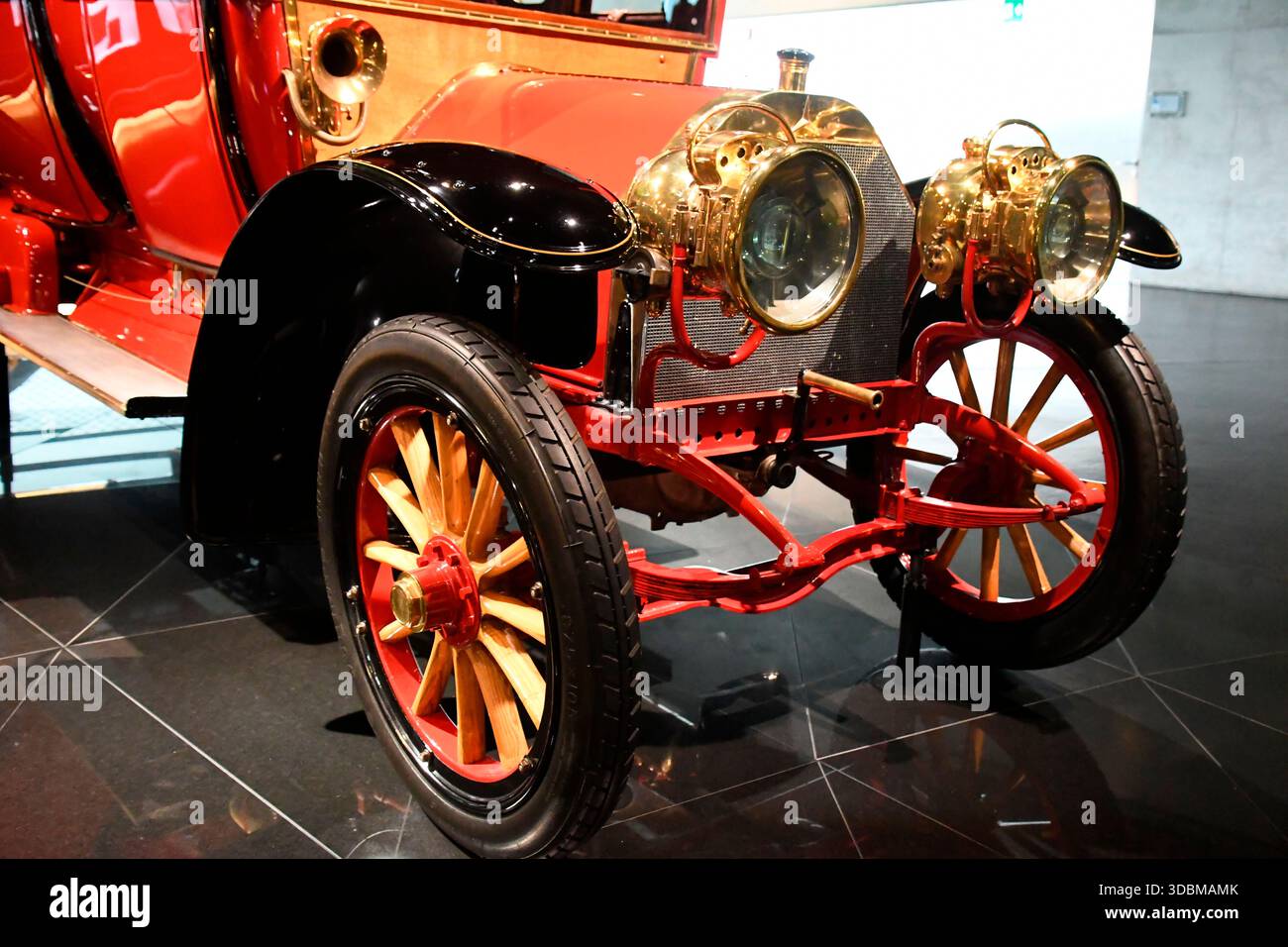 Parte anteriore di una Mercedes Benz d'epoca con cerchi in legno a razze Foto Stock