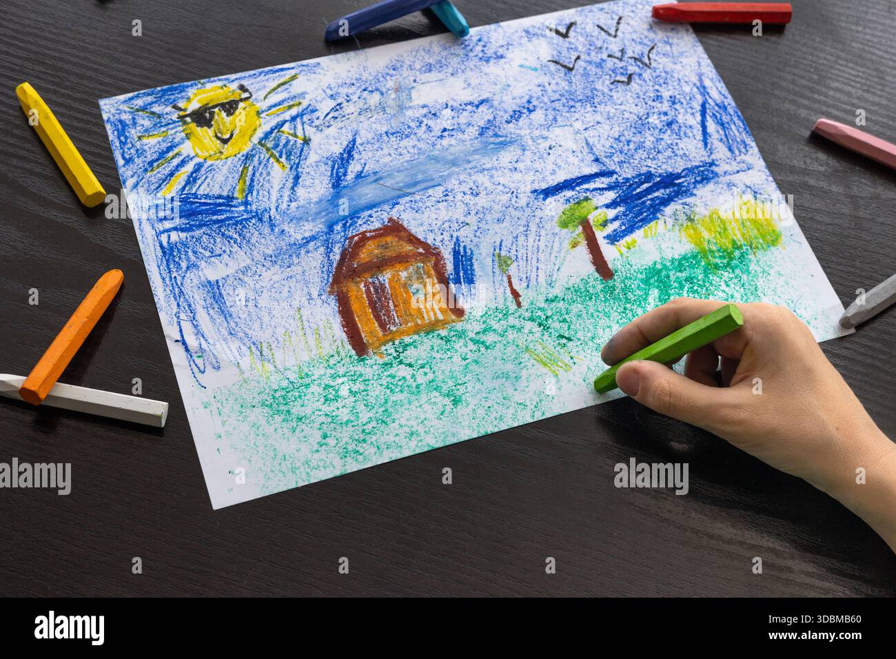 Focused Child in Green T-shirt Drawing with Crayons - Art Therapy for Autism, ADHD e Digital Detox Concept. ragazzo che disegna con colori pastello. Foto Stock