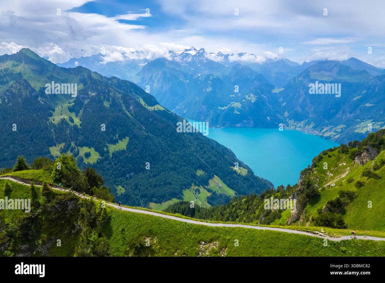Veduta aerea del sentiero sulla cresta che conduce da Klingenstock a Fronalpstock. Stoos, Cantone di Svitto, Alpi di Svitto, Svizzera. Foto Stock