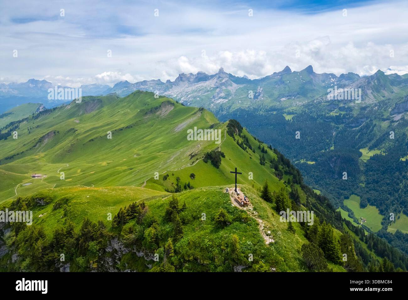 Veduta aerea del sentiero sulla cresta che conduce da Klingenstock a Fronalpstock. Stoos, Cantone di Svitto, Alpi di Svitto, Svizzera. Foto Stock