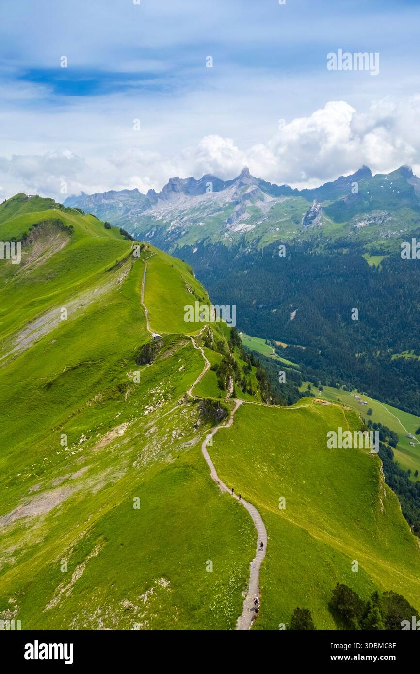 Veduta aerea del sentiero sulla cresta che conduce da Klingenstock a Fronalpstock. Stoos, Cantone di Svitto, Alpi di Svitto, Svizzera. Foto Stock