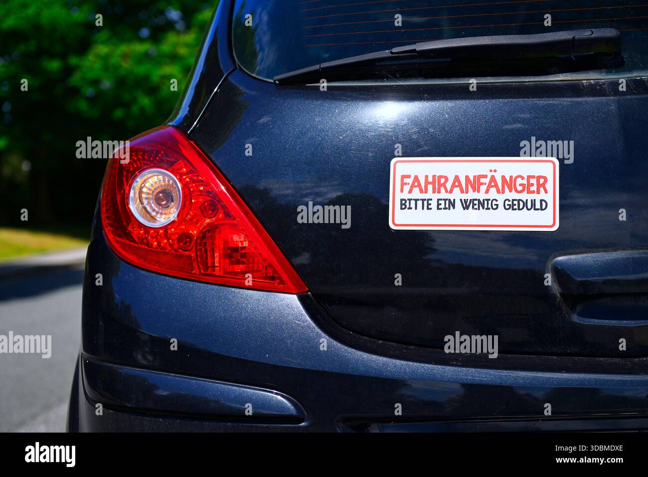 Adesivo per principianti - si prega di avere un po' di pazienza su un'auto Foto Stock