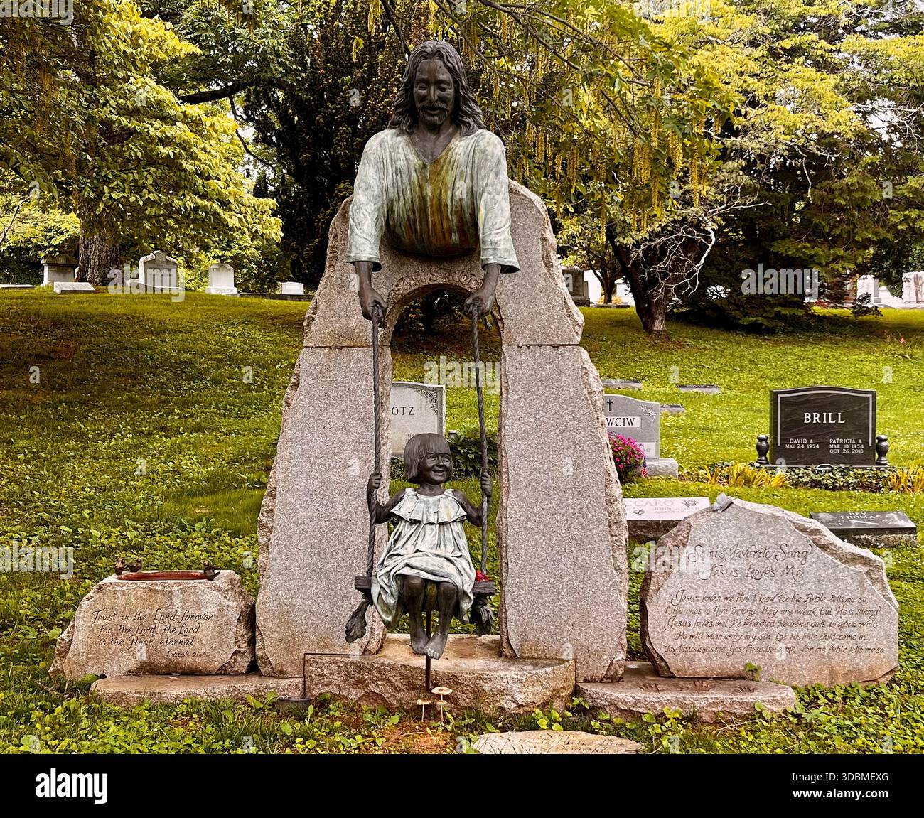 "Jesus is my Swingset" grave marker a Louisville, Kentucky, un esempio unico e stimolante di arte commemorativa personale. Foto Stock