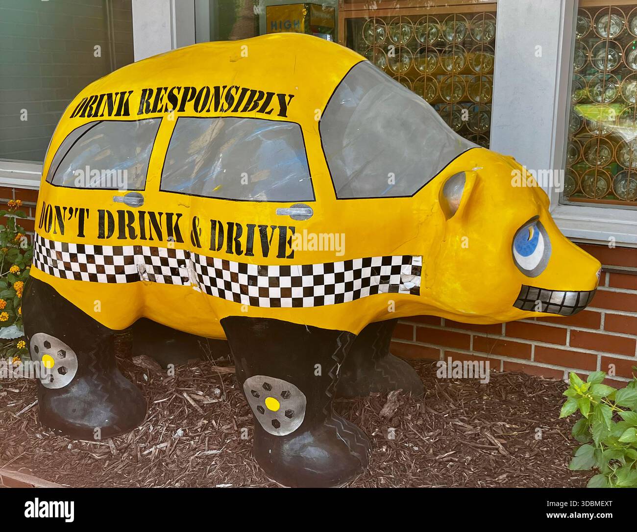 La comunità “Don't drink and Drive” porta la scultura artistica a New Bern, Carolina del Nord, promuovendo la sicurezza pubblica attraverso l'arte pubblica creativa. Foto Stock