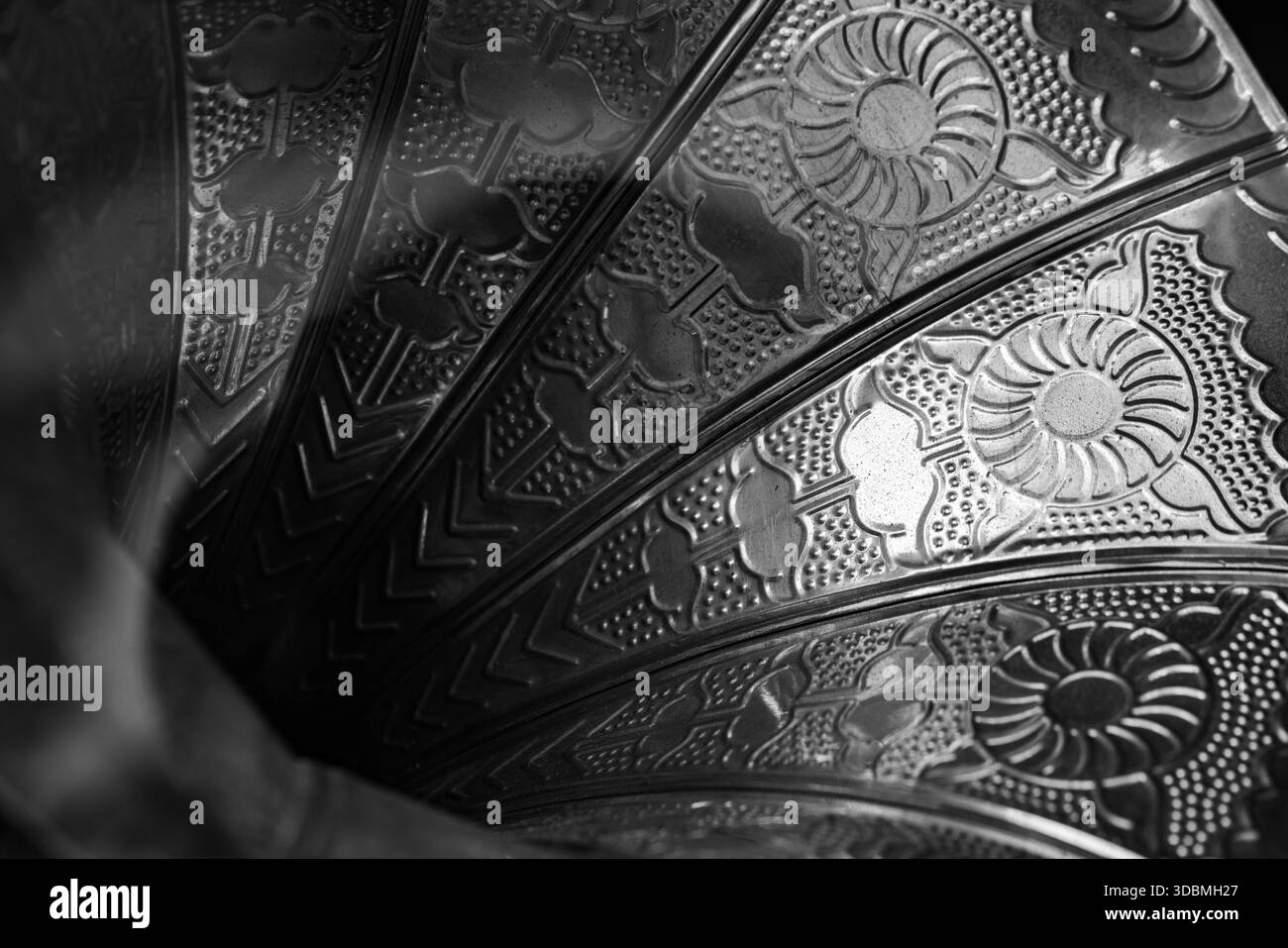 Dettagli in rilievo di una campana dorata con corno Gramophone d'epoca Foto Stock
