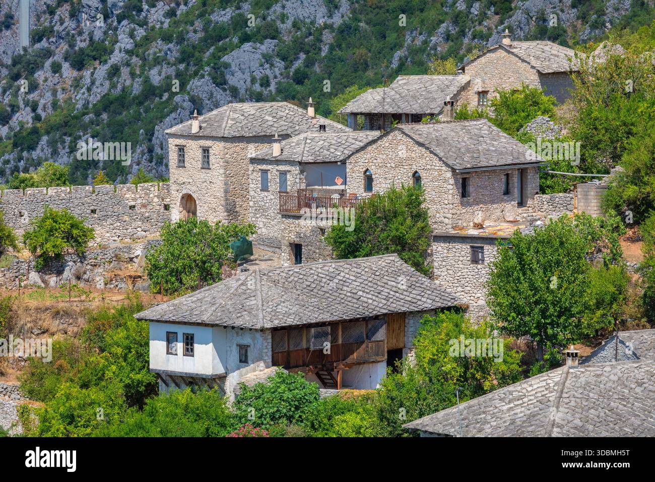 Dettaglio delle tradizionali case in pietra in stile ottomano a Pocitelj, che mostrano la caratteristica architettura con pareti in pietra e tetti in ardesia, Pocitelj, Capljina, Bosnia ed Erzegovina Foto Stock