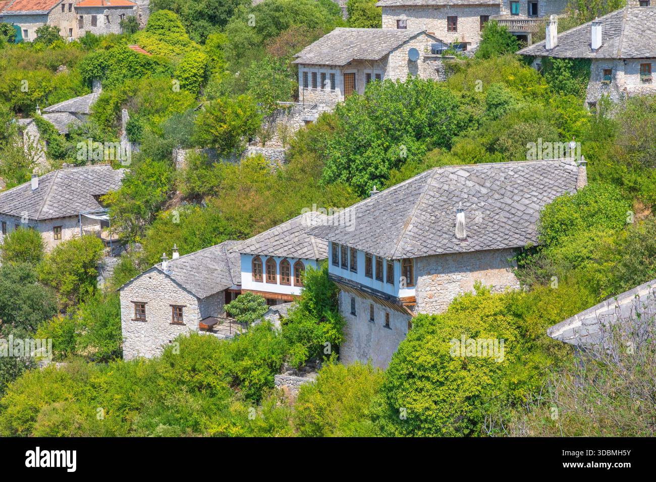 Dettaglio delle tradizionali case in pietra in stile ottomano a Pocitelj, che mostrano la caratteristica architettura con pareti in pietra e tetti in ardesia, Pocitelj, Capljina, Bosnia ed Erzegovina Foto Stock
