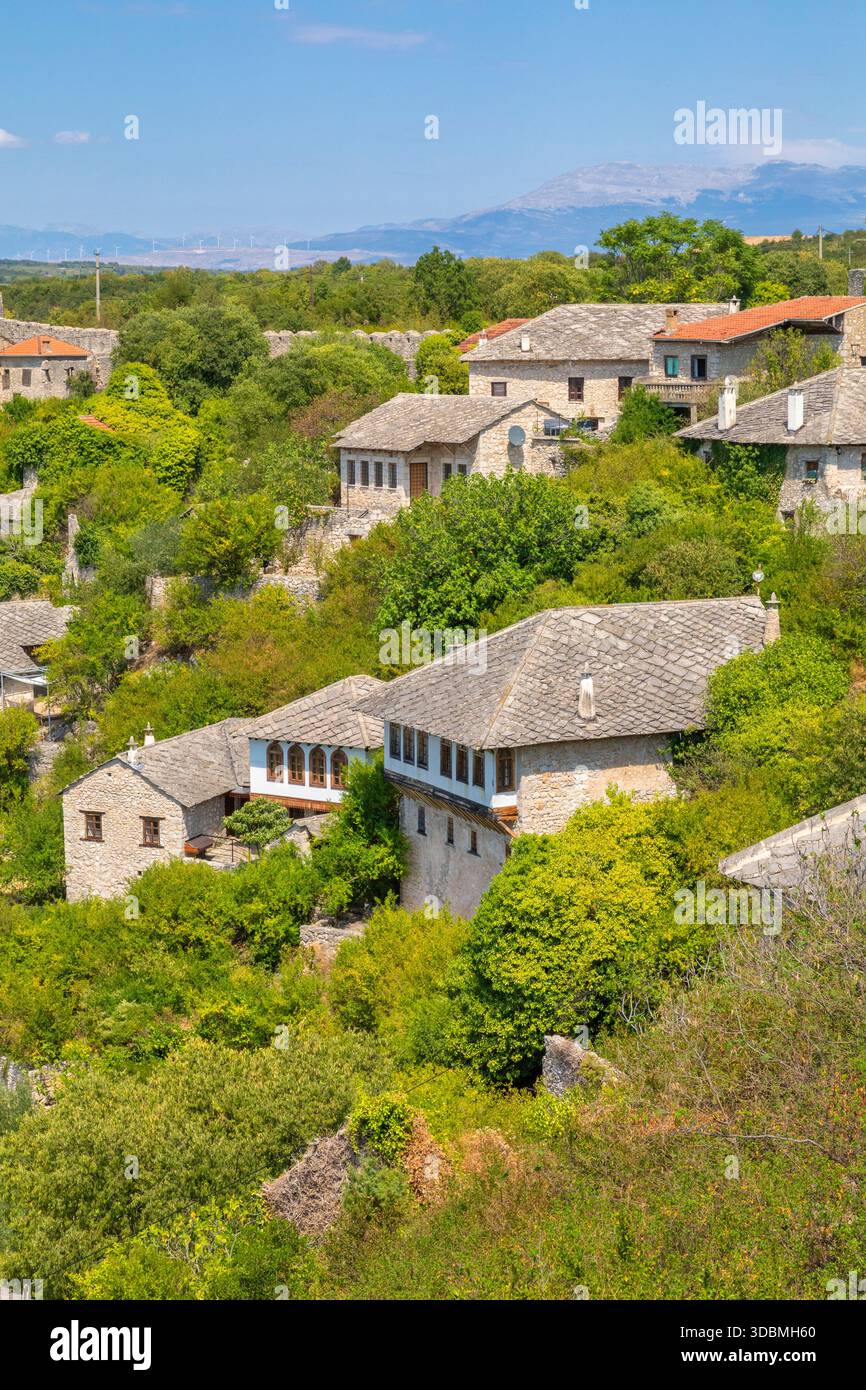 Dettaglio delle tradizionali case in pietra in stile ottomano a Pocitelj, che mostrano la caratteristica architettura con pareti in pietra e tetti in ardesia, Pocitelj, Capljina, Bosnia ed Erzegovina Foto Stock