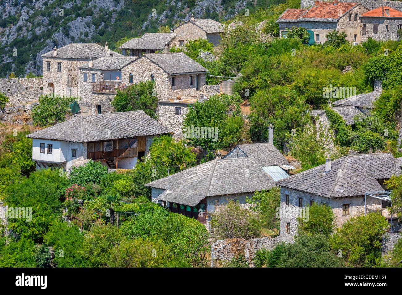 Dettaglio delle tradizionali case in pietra in stile ottomano a Pocitelj, che mostrano la caratteristica architettura con pareti in pietra e tetti in ardesia, Pocitelj, Capljina, Bosnia ed Erzegovina Foto Stock