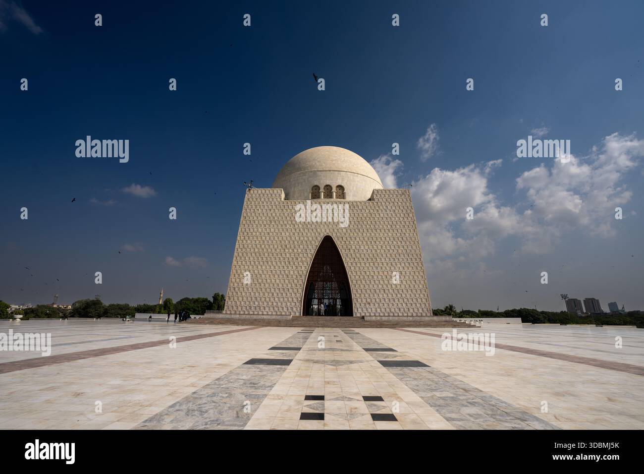 Vista del maestoso mausoleo di Mazar-e-Quaid che si erge orgogliosamente contro il cielo azzurro, con la sua facciata in marmo bianco e il sentiero a motivi geometrici che conduce al suo Foto Stock