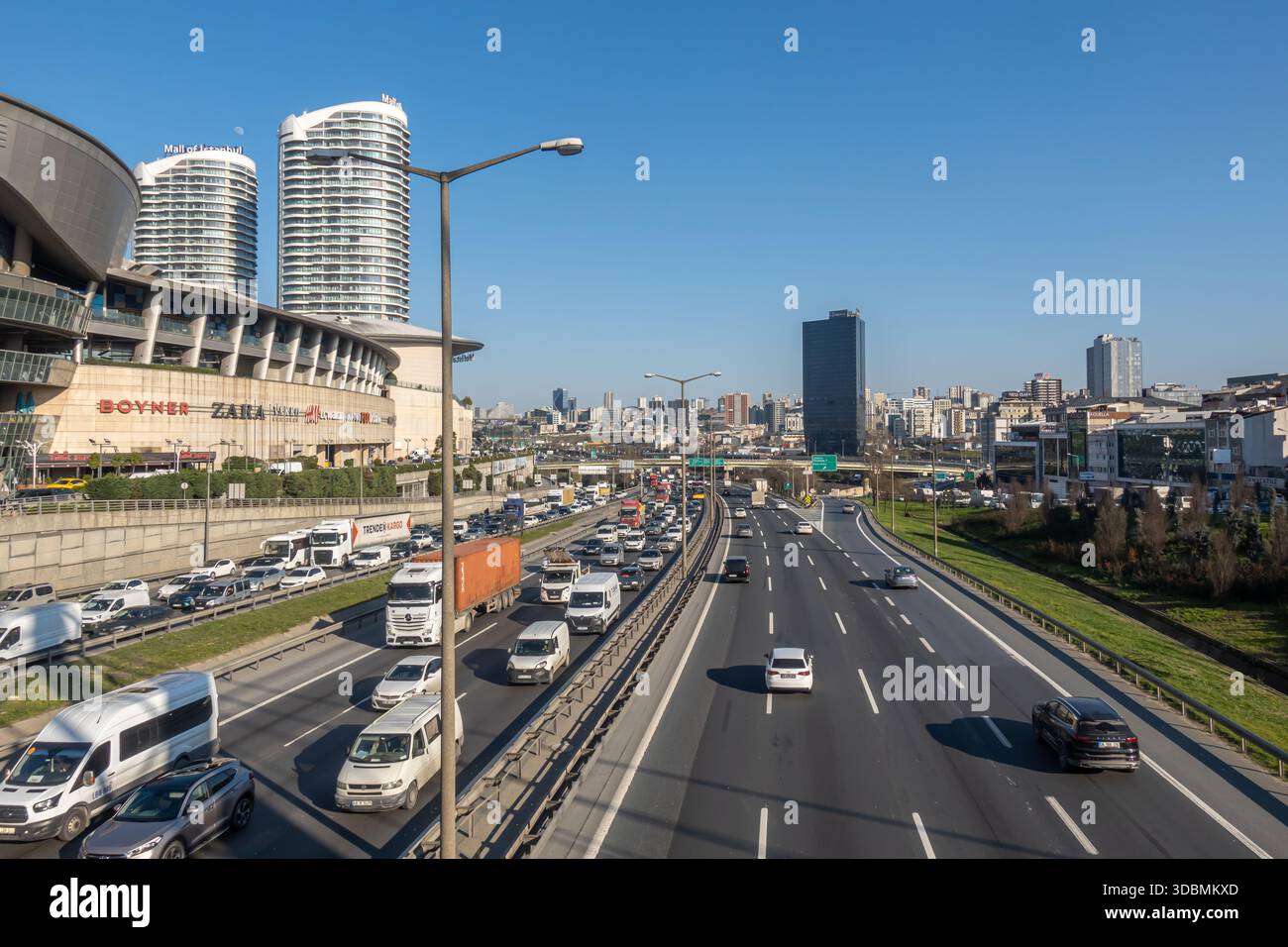 Centro commerciale di Istanbul e strada a più corsie con traffico intenso nel quartiere Basaksehir sul lato europeo di Istanbul, Turchia Foto Stock
