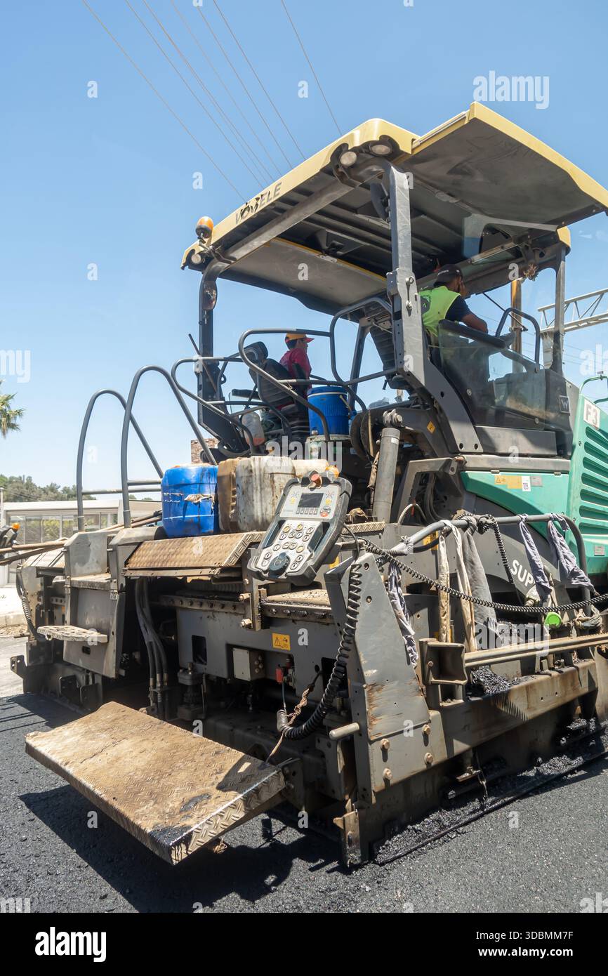 L'asfaltatrice serie Vogele Super 2100 è un'attrezzatura pesante per l'edilizia utilizzata per la posa di calcestruzzo asfaltato su strade e altre superfici. Turchia Foto Stock