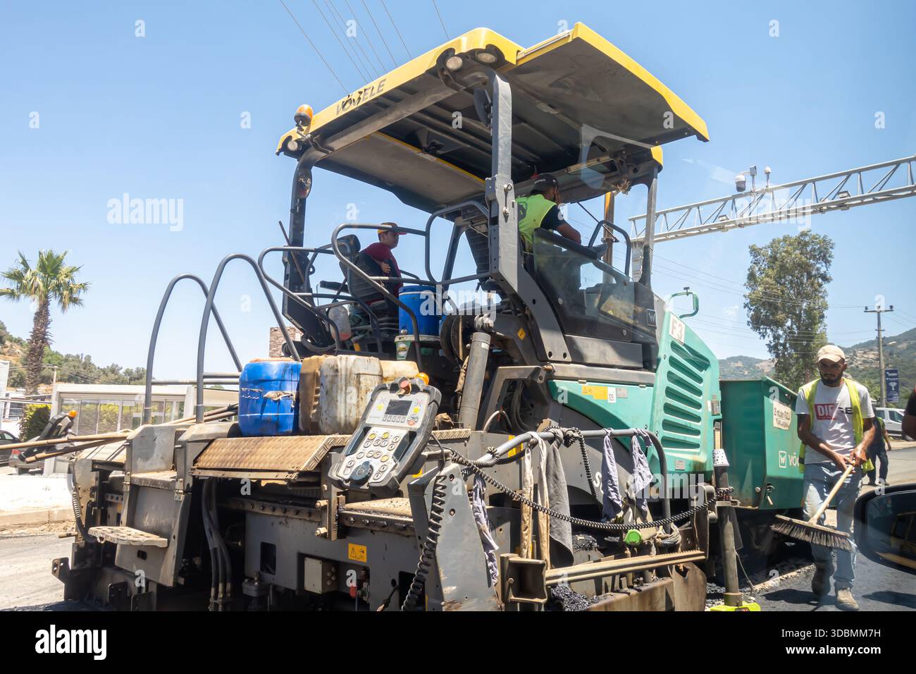 L'asfaltatrice serie Vogele Super 2100 è un'attrezzatura pesante per l'edilizia utilizzata per la posa di calcestruzzo asfaltato su strade e altre superfici. Turchia Foto Stock