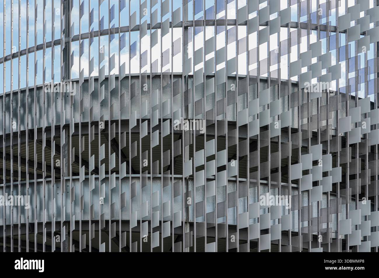 Ritmo di ripetizione: Un'eco visiva del dinamismo urbano. Il parcheggio Effia a Digione, Francia, trasforma l'utilità in arte. I pannelli sfalsati creano ritmi mutevoli di luce, ombra e forma. Foto Stock