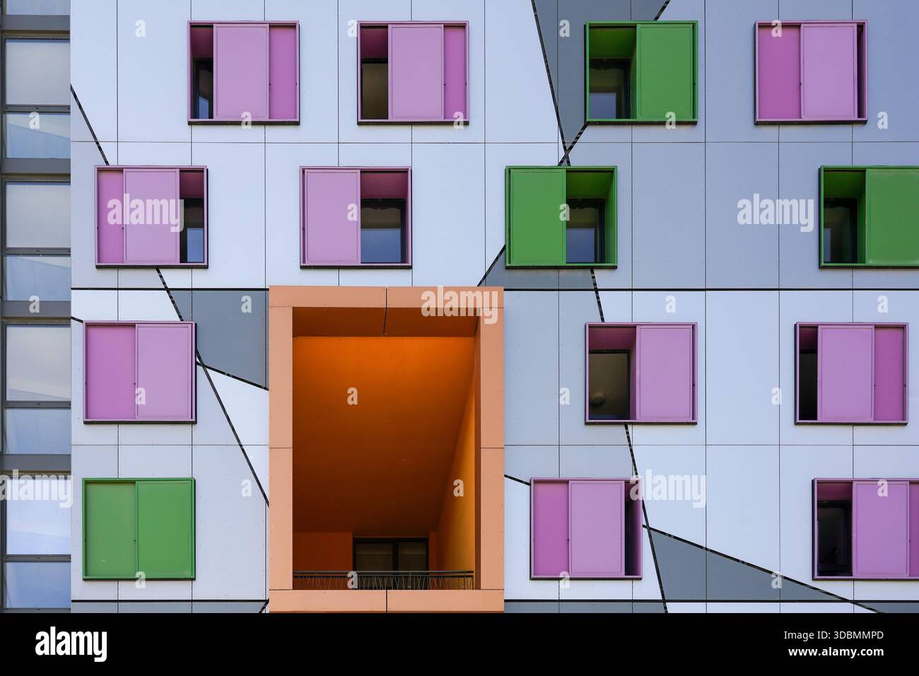Panorami vivaci: Dai un'occhiata alla vita colorata degli studenti. Il Residence Genevieve Jourdain a Grenoble, Francia, progettato dall'architetto E. Chabal, presenta una vivace facciata di persiane di lavanda e lime. L'alcova arancione aggiunge contrasto, riflettendo lo spirito giocoso e dinamico della vita studentesca nel quartiere Polygone Scientifique. Foto Stock